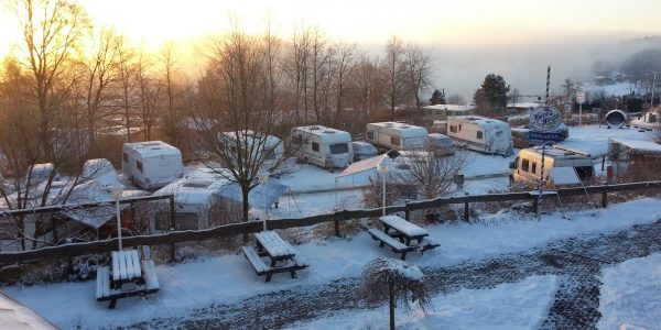 Wintercamper eingeschneit